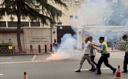 美成都領事館遭關門 中國人民放鞭炮、大唱中國我愛你