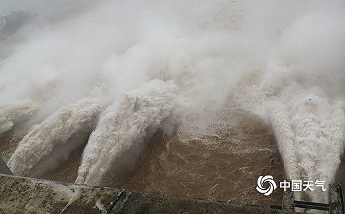 長江上游今年度最大洪水 通過三峽大壩