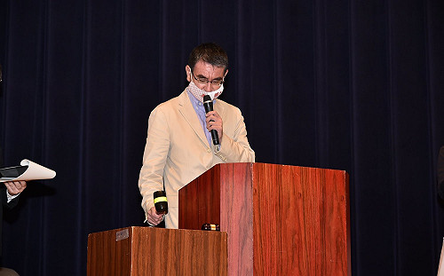 河野太郎執槌 日自衛隊處女拍賣會581萬日圓入袋