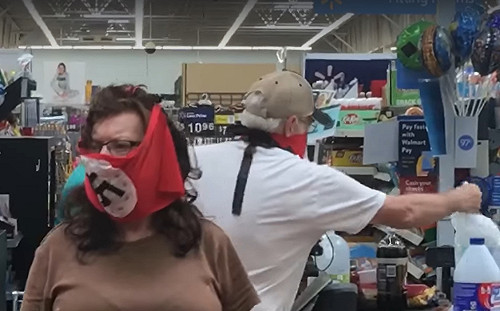 (影) 2人刻意戴納粹卍字口罩上賣場還比中指 沃爾瑪 : 不容許任何歧視!