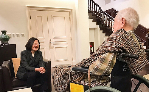 蔡英文主持中常會  為李登輝祈福