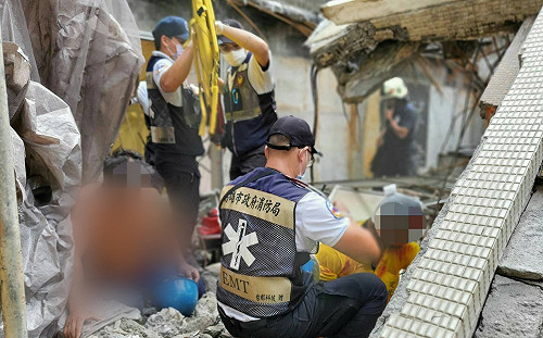 (影) 高雄工安意外 8樓牆面突然倒塌 雲梯車出動救援2傷者