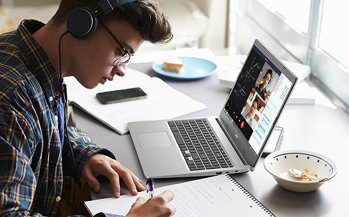 軟骨頭坐好！俄國正妹為網路族研發坐姿矯正網站