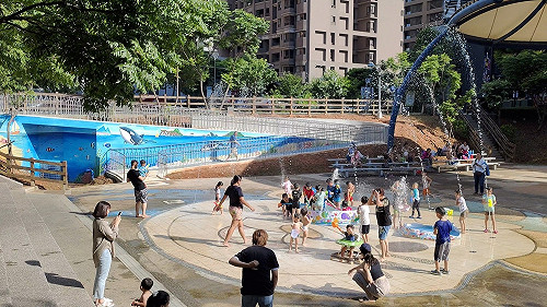炎夏戲水消暑  林口廣停四噴水池公園增設海洋主題無障礙坡道
