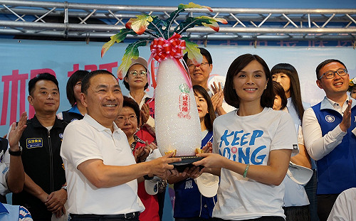 侯友宜率立委議員來相挺 李眉蓁：用真性情對抗對手假包裝