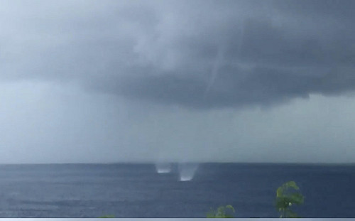 (影)小琉球海面奇景難得一見！3條水龍捲竟跟「哈格比」颱風有關