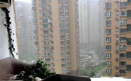 高樓客廳直接變懸崖！ 施工品質爛？ 颱風吹走整面落地窗