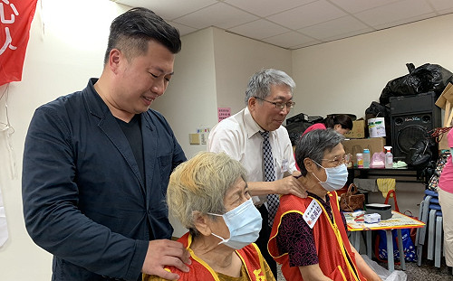 響應華山基金會  圓通扶輪社暨張志豪捐三倍券助獨居長者