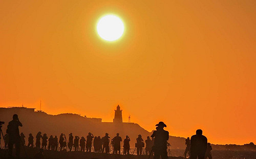 搶拍懸日別錯過！富貴角燈塔提前至下午6時開燈