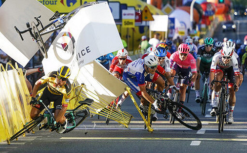 終點線前嚴重撞擊 自行車手雅各布森陷入昏迷