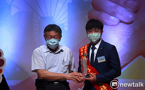 齊姓技工颱風天清淤殉職 柯文哲哽咽頒「優秀員工獎」給家屬