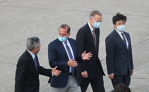 美衛生部長率團抵台  機場完成武漢肺炎病毒檢測