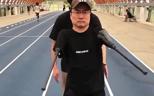 義肢雙手如鐘擺擺盪！乙武洋匡站起來走路了