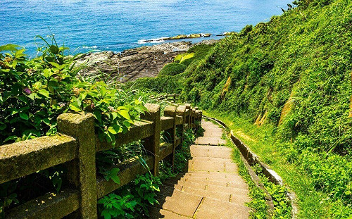 落石、路基坍塌！鼻頭角舊燈塔通道將不再開放