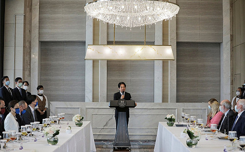 代表總統宴請阿札爾訪團 賴清德：「彩色口罩」成驚喜禮物
