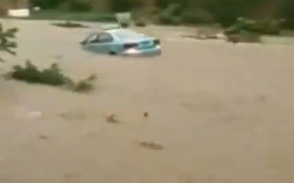 「汽車水上漂」長江流域暴雨災情慘況曝光！中國官方連發5道警報