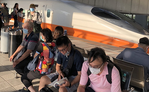 南下返鄉投票人潮湧現！高鐵：今晚加開南港至左營班次