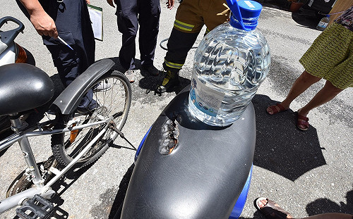 停車要小心！機車座位放桶裝水竟燃燒失火