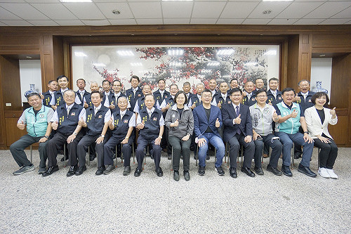 高雄市長補選穩操勝券  蔡英文輕鬆台中拜廟還願