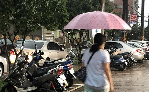 颱風發威!全台11縣市發布大雨特報