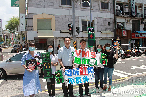 等候紅燈不數秒不無聊  台南試辦VMS陪行人