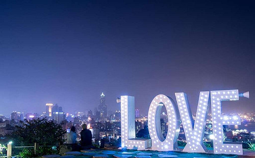 高雄七夕好浪漫！愛河透明玻璃屋大方秀恩愛