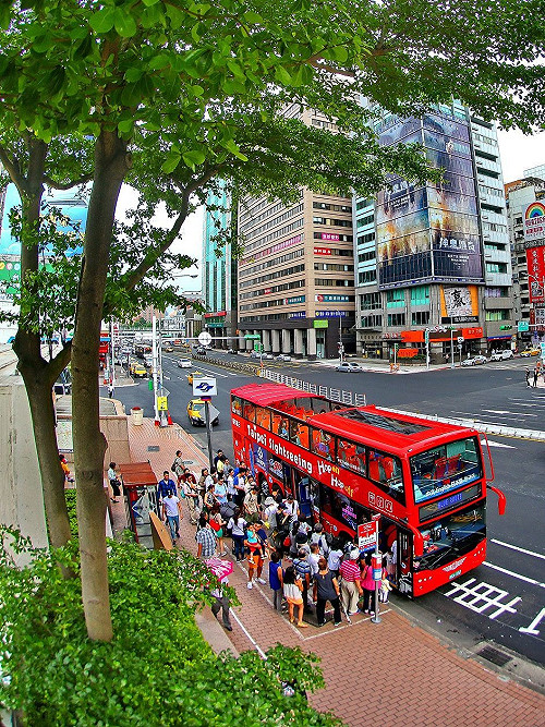 異國風情街道巡禮！入住北市安心旅宿免費搭觀巴