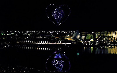 (影)200架無人機空中拼愛心！故宮南院七夕浪漫夜看絢麗水舞秀