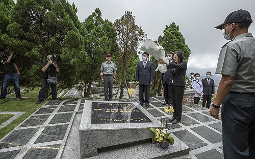 蔡英文至五指山公墓弔唁郝柏村 贈褒揚令