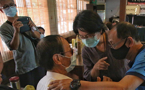 高齡友善！雲林自媒體訓練學員 七夕陪長輩甜蜜用餐