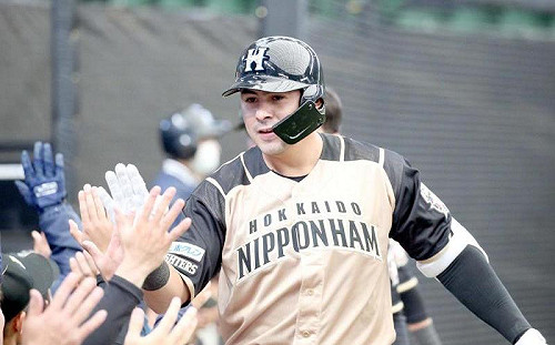 日職／火腿洋砲紐維拉「神跑壘」　連球迷都驚訝速度超快(影)