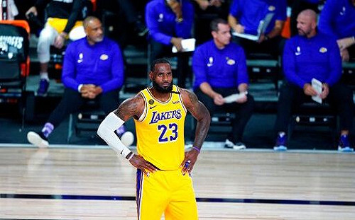 NBA／不爽打季後賽了！詹皇憤而離席