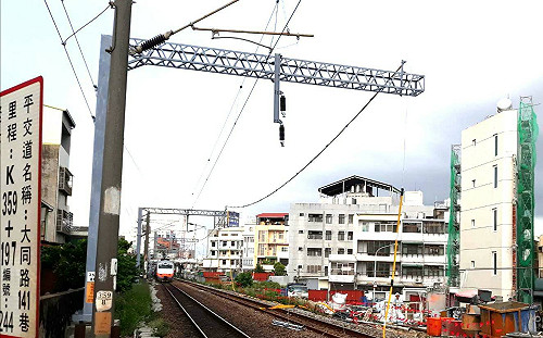 台鐵電車線斷落跳電！台南至保安列車延誤