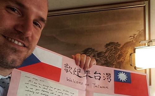 吳釗燮宴請捷克團 布拉格市長秀台灣同學卡片