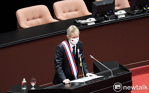 我是一個台灣人 VS.封建孔孟思想  林濁水：捷克 這場戲太精彩了！