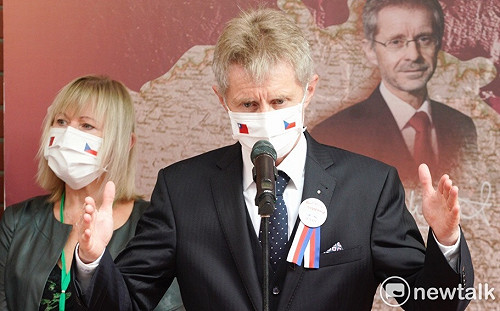 王毅嗆捷克參議長  布拉格區長：無禮小丑24小時內給捷克道歉