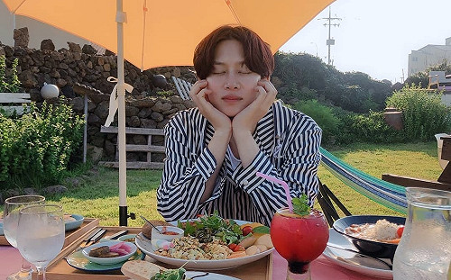 無敵童顏！SJ希澈坐「年紀差20歲｣後輩中間 網驚：完全無違和