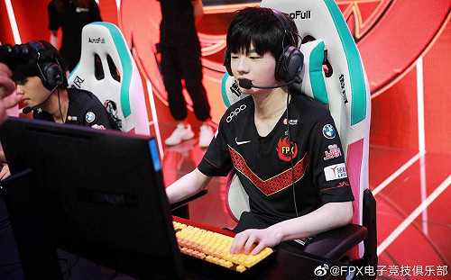 《英雄聯盟》淚別世界賽！FPX輔助改ID、發文感謝隊友