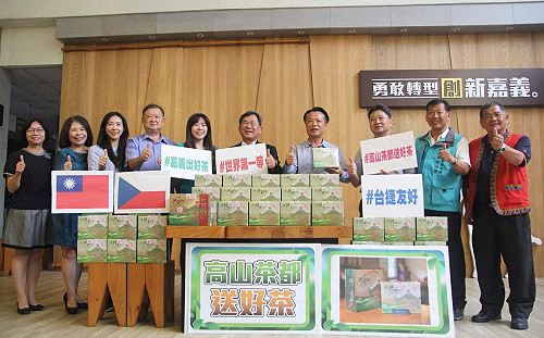 翁章梁力挺台捷友好  宅配送好茶展現嘉義人情味