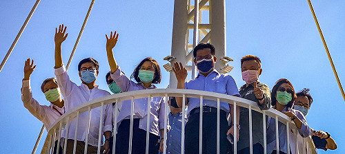 蔡英文視察大港橋 感受高雄藍天水岸新地標