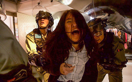 (影)年輕就是罪!   5港警圍捕「騎壓」12歲無辜幼女