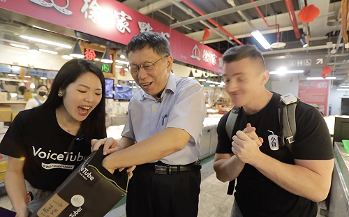 （影）推北市無現金支付  柯文哲合體網紅小貝逛菜市場