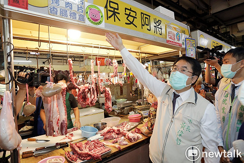 我把關你安心！ 黃偉哲至傳統市場張貼國產豬牛標誌
