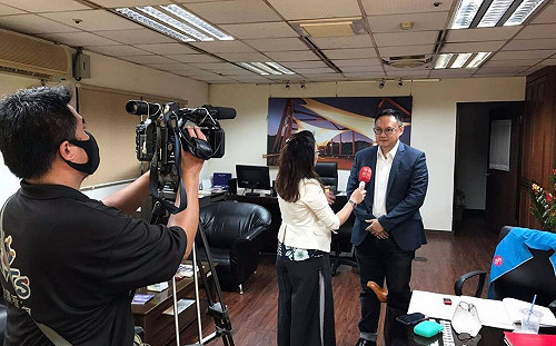 淪丁允恭「砲房」桌苦主 鄭照新po圖：不常坐那張桌