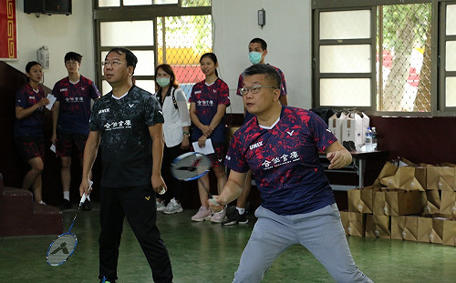 蔡其昌等人牽線  合庫捐贈百萬羽球具  周天成加碼百個按摩滾筒