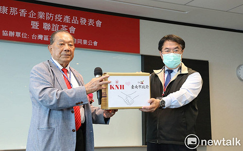 康那香發表高速口罩機  黃偉哲讚「口罩機界的法拉利」