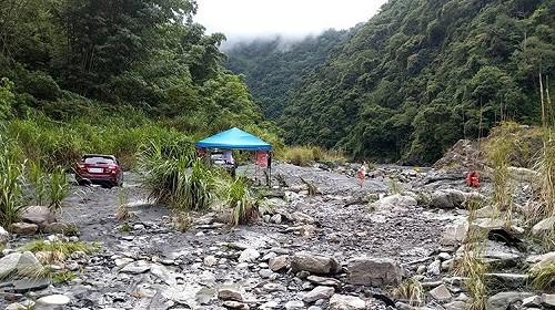 武界壩溪邊露營4死能否國賠？律師：不是政府放個警告牌就能免責