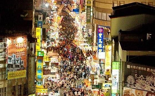 一年一度苑裡「鬼門關夜市」人潮爆棚 網驚問：確定看到的都是人嗎