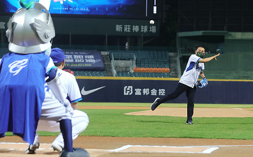 邀國軍弟兄觀賞職棒感念辛勞   侯友宜開出精采好球