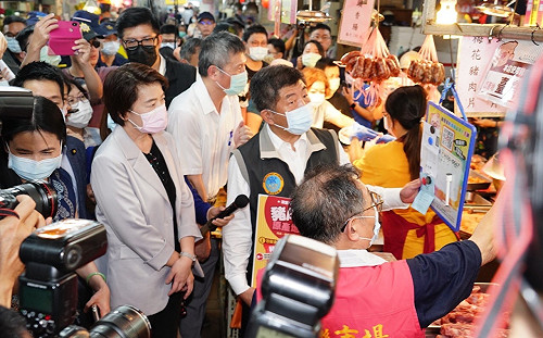 台北市長熱門人選同台！陳時中、黃珊珊赴迪化商圈視察美豬標示